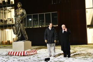Bronze Statue Honoring Veterans Unveiled at 365ASIA亚洲版 - image